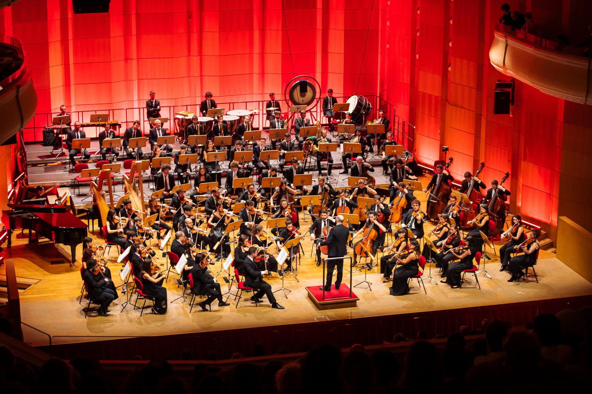 L'Orchestra Senzaspine diretta da Tommaso Ussardi. Teatro Manzoni, 2022. Ph Massimiliano Donati